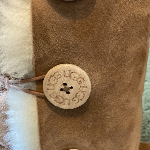 UGGs- three button Bailey chestnut color - Picture 4 of 12